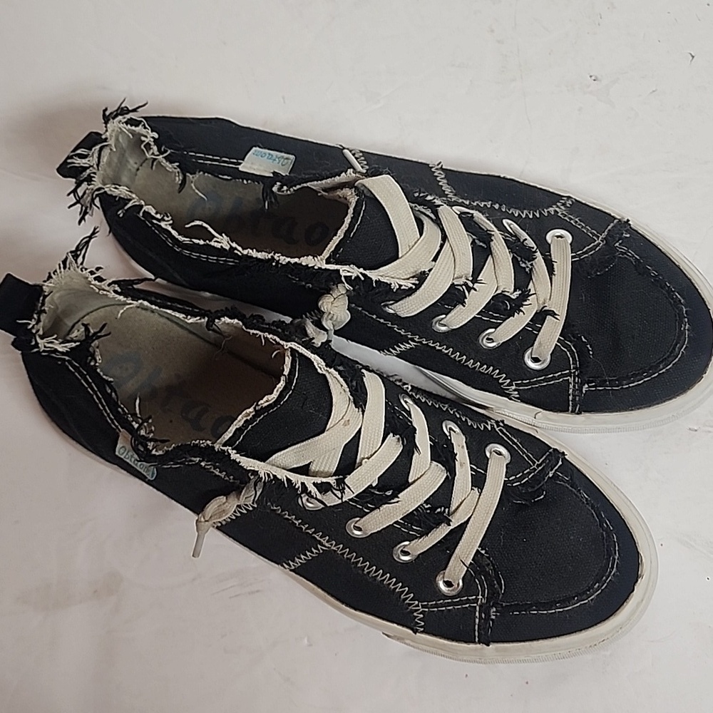 Obtaom Black and White Sz 8 Distressed Canvas Awesome Comfortable Sneakers